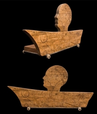„Bootskopf auf Rädern“, 1998, patiniertes Holz 57 x 29,5 cm